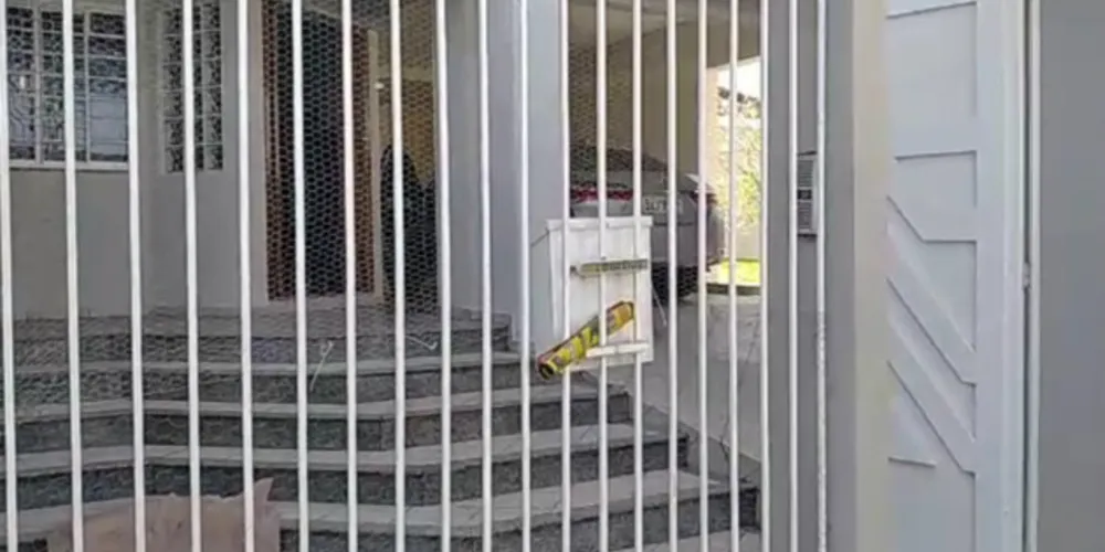 Adultos foram encontrados na cozinha e o corpo de uma menina estava dentro da banheira