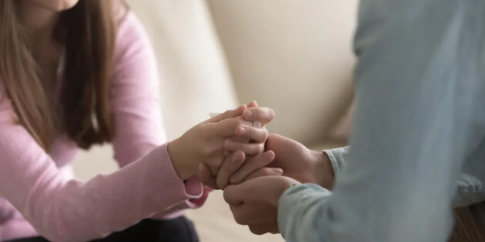 Psicóloga dá dicas de como ajudar crianças e adolescentes a superar o luto neste Dia dos Pais