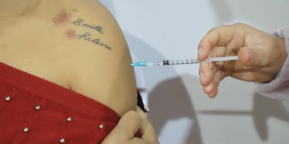 Público que deve se vacinar contra a Covid-19 amanhã (4) está com baixa adesão.