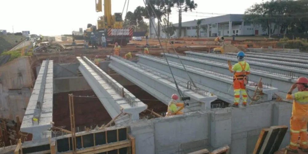 Cada uma das 11 vigas da obra na BR 376 pesa mais de 14 toneladas e tem 14,8 metros de comprimento