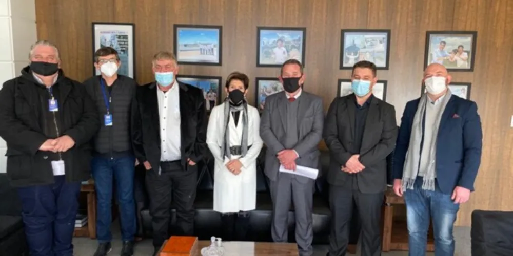 Comitiva da cooperativa Cresol fez uma visita para a prefeita Elizabeth Schmidt na tarde desta quinta