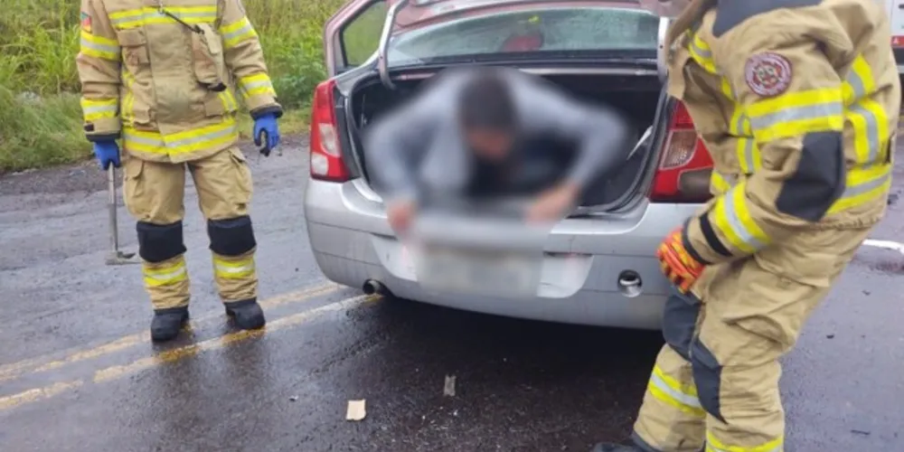 Homem é encontrado dentro de porta-malas de carro acidentado