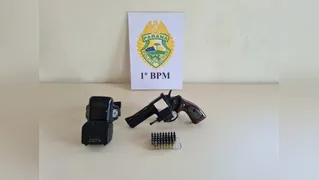 Homem é preso com munições, arma e tornozeleira rompida