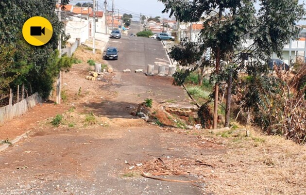 A cratera fica na rua Prof° Júlia Carneiro Rosas e os moradores reclamam do descaso da Prefeitura.