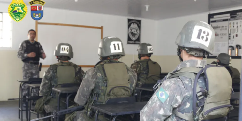 Os alunos visitantes pertencem ao 25º pelotão da Polícia de Exército Mecanizado, e acompanharam uma apresentação dos Cães do Canil da Unidade.