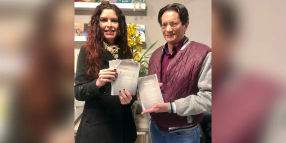 DESTAQUE - Os escritores Flávio Madalosso Vieira e Renata Regis Florisbelo realizam hoje ( 22) o lançamento dos flyers literários do projeto Perfis da Cidade. A ação será realizada durante o evento PG Memória na Praça Barão do Rio Branco às 18h30 com continuidade nos dias 23 e 24 de outubro. O projeto, do qual Renata Regis Florisbelo é a proponente, foi aprovado pelo Promific, Programa de Incentivo Fiscal à Cultura, tem a assinatura da ABC Projetos e apresenta crônicas de autoria de Flávio Madalosso Vieira tendo por tema seu olhar para a Princesa dos Campos. A ação dá início ainda às comemorações dos 70 anos das crônicas “Perfis da Cidade” iniciadas pelo saudoso Guaracy Paraná Vieira, o Vieira Filho.