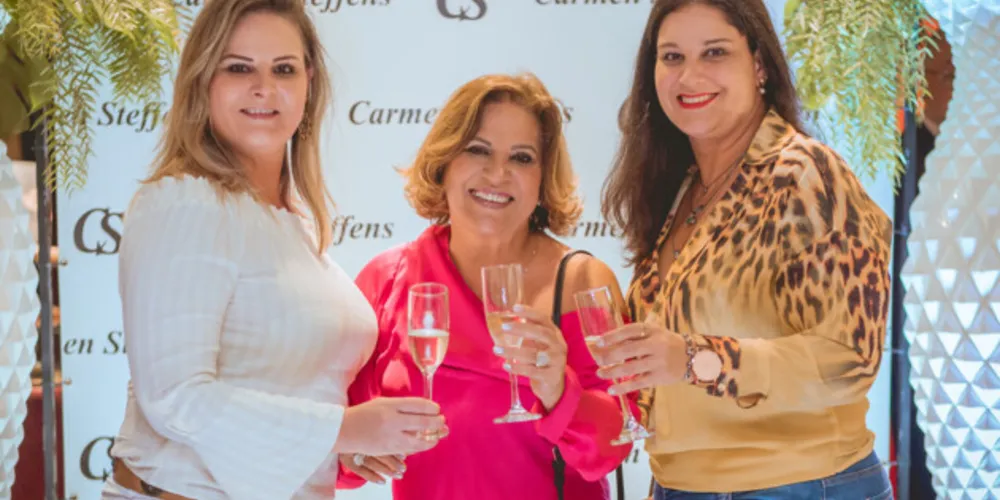 NOVO CICLO - Michelly Barszcz reserva a próxima quarta - feira (1), para receber as felicitações pela troca de idade. No registro, Michelly com sua mãe Ângela e sua irmã Gisselly. Da coluna RC os votos de prosperidade e alegrias.