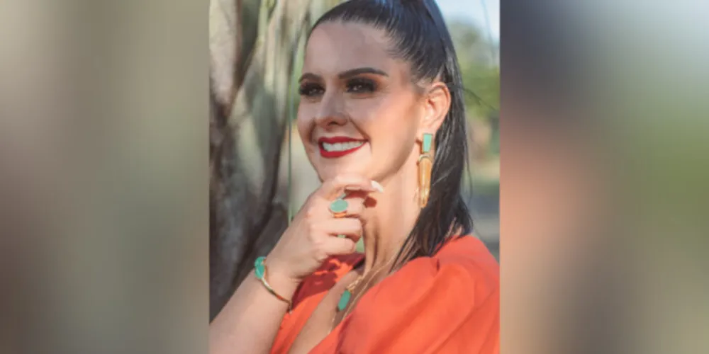 FELICITAÇÕES – A empresária Carla Santos Favarin receberá as felicitações no próximo domingo (29), pela passagem de seu aniversário. Da coluna RC os votos de felicidades e sucesso. 