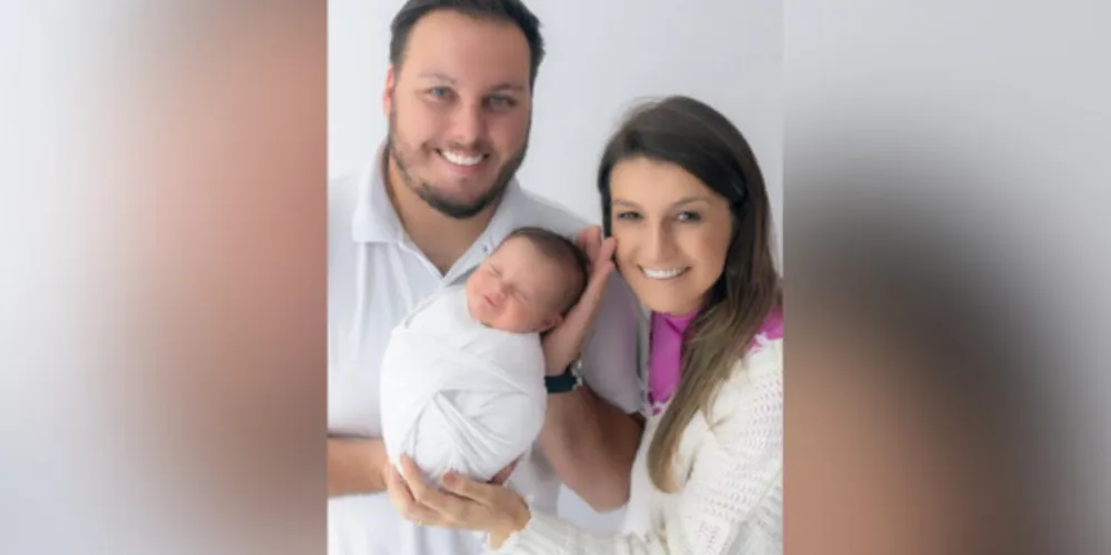 NOVO CICLO - Fernando Martini Pedroso foi muito cumprimentado pela passagem de seu aniversário no último sábado (21). No registro, Fernando com sua esposa Michelly Helen Pedroso e seu filho, o pequeno Theo Martini Pedroso. Da coluna RC os votos de alegrias e realizações. 