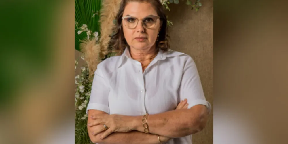 BDAY - A empresária Flavia Barrichello será muito cumprimentada pela passagem de seu aniversário nesta quinta-feira (23). Flavia que é uma das mulheres mais atuantes no fomento do comércio local, além de ser uma das integrantes da diretoria da ACIPG, vem à frente da Arezzo Ponta Grossa fazendo toda diferença com seu espírito arrojado e inovador. Da coluna RC os votos de felicidades e sucesso..