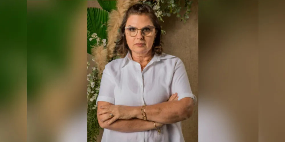 BDAY - A empresária Flavia Barrichello será muito cumprimentada pela passagem de seu aniversário nesta quinta-feira (23). Flavia que é uma das mulheres mais atuantes no fomento do comércio local, além de ser uma das integrantes da diretoria da ACIPG, vem à frente da Arezzo Ponta Grossa fazendo toda diferença com seu espírito arrojado e inovador. Da coluna RC os votos de felicidades e sucesso..