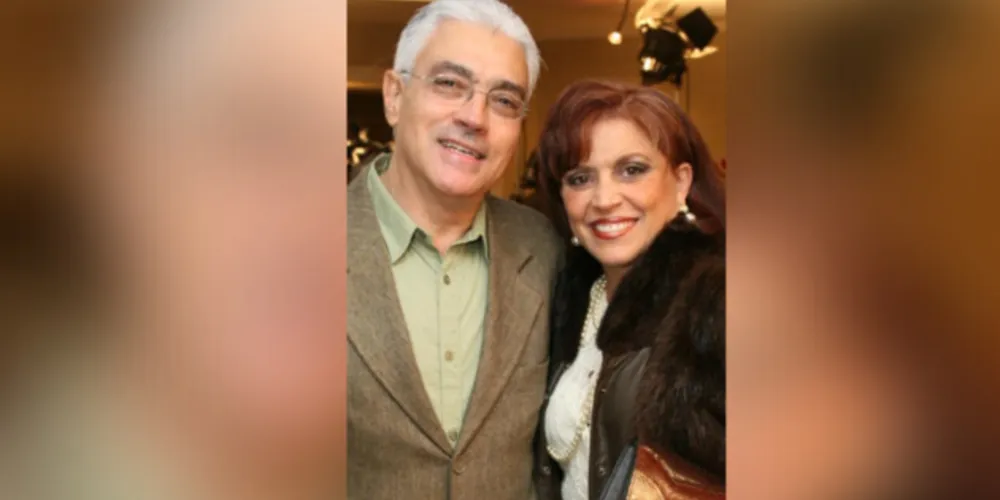 Iclea Saliba Cunha reserva a próxima sexta – feira (29), para celebrar mais um ano de vida. Curtindo o papel de avó em boa parte dos seus dias, Iclea é presença destacada nos mais importantes eventos empresariais e filantrópicos da cidade e ainda encontra tempo para atuar na diretoria do Clube Ponta Lagoa.  No registro, Iclea com seu marido Irapuan Cunha.   Da coluna RC os votos de muita saúde e realizações! 