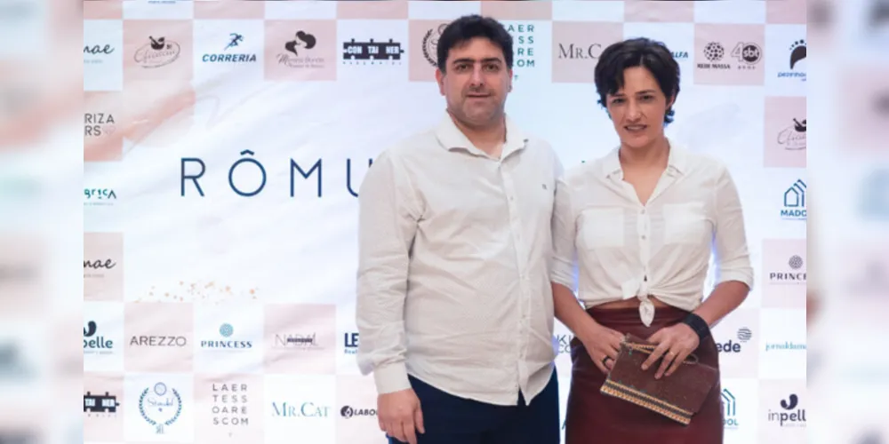 TROCA DE IDADE - O advogado Ipuran Cury será muito cumprimentado pela passagem de aniversário nesta quinta -feira(14). No registro, Ipuran e sua esposa Denise Cury.  Da coluna RC os votos de prosperidade e sucesso.