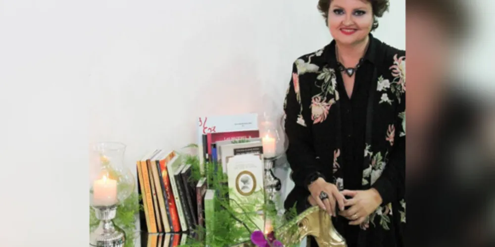 NOVO CICLO - Luísa Cristina dos Santos Fontes será muito cumprimentada pela passagem de seu aniversário na próxima sexta - feira (5). Luísa já é uma frequentadora assídua da coluna RC pelo seu brilhantismo na área Literária, como pesquisadora, professora e escritora. Simpatia e alegria completam a personalidade doce de nossa aniversariante destaque, que merece todo nosso desejo de sucesso e saúde. Parabéns Luísa, especialmente da coluna RC!