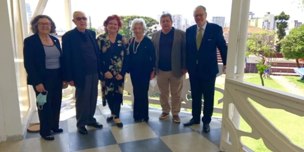 REGISTRO – A vice – presidente da Academia de Letras dos Campos Gerais Luisa Cristina dos Santos Fontes e a presidente da Academia de Letras dos Campos Gerais Neuza Helena Postiglione Mansani participaram nas dependências do histórico Palácio Belvedere, no último domingo da sessão solene de comemoração dos 85 anos da Academia Paranaense de Letras. No registro, acadêmica Marta Morais da Costa, secretária da APL,  acadêmico Ernani Straube (palestrante), Luiza Cristina, Neuza, acadêmico Dante Mendonça, Tesoureiro da APL e Ernani Buchmann , Presidente da Academia Paranaense de Letras.