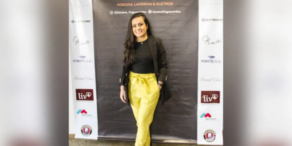 REGISTRO - Luiza Saad Francisco, proprietária da Lacave Fogo e Vinho, comemorou com os principais arquitetos de Ponta Grossa e região a inauguração da sua loja especializada em lareiras, adegas e eletros. Na ocasião, ela lança a campanha do Núcleo Metropolitano. Da coluna RC o desejo de sucesso.