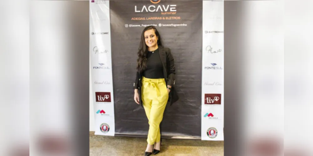 REGISTRO - Luiza Saad Francisco, proprietária da Lacave Fogo e Vinho, comemorou com os principais arquitetos de Ponta Grossa e região a inauguração da sua loja especializada em lareiras, adegas e eletros. Na ocasião, ela lança a campanha do Núcleo Metropolitano. Da coluna RC o desejo de sucesso.