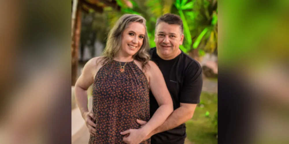 BRINDE À VIDA - O advogado e empresário Sergio Zadorosny Filho receberá as felicitações pela troca de idade na próxima terça -feira (21). No registro especial, Sergio e sua esposa Paula Campagnoli. Da coluna RC os votos de felicidades e realizações. 