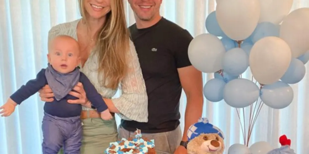NIVER - Christoffer Penteado reservou a última segunda-feira (8), para celebrar a troca de idade. No registro, Christoffer com sua esposa Lorene Caldeira Penteado e seu filho Enrico Mezzomo Caldeira Penteado. Da coluna RC os votos de realizações.