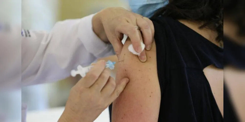 A aplicação da 2º dose é destinada para quem se vacinou em 15 de junho. A aplicação acontece dia 9 de setembro em três pontos de vacinação.