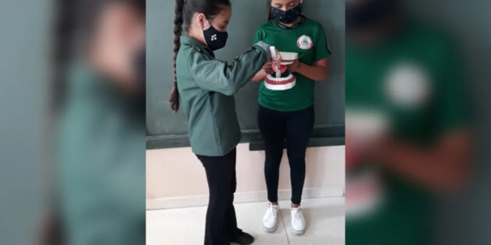 Alunos reproduziram técnicas de escovação em sala de aula