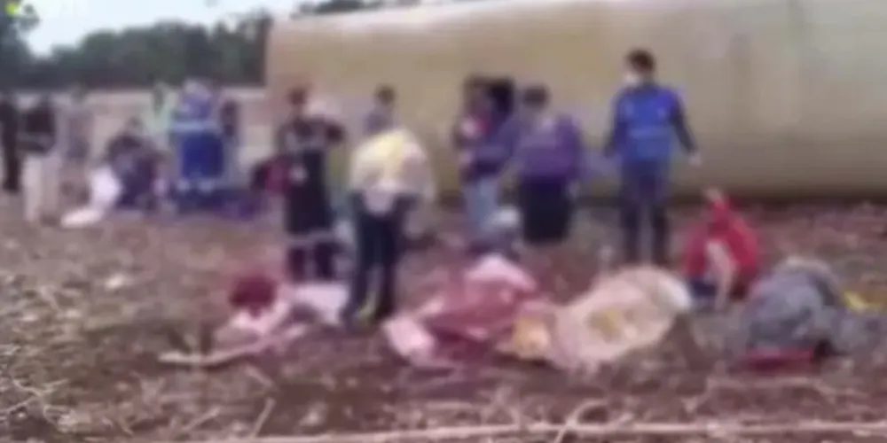 Várias equipes de resgate dos Bombeiros, Samu, Defesa Civil e Viapar estão no local socorrendo as vítimas