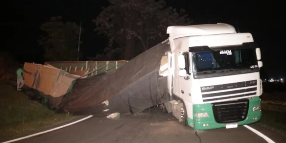 O caminhão estava carregado com MDF.