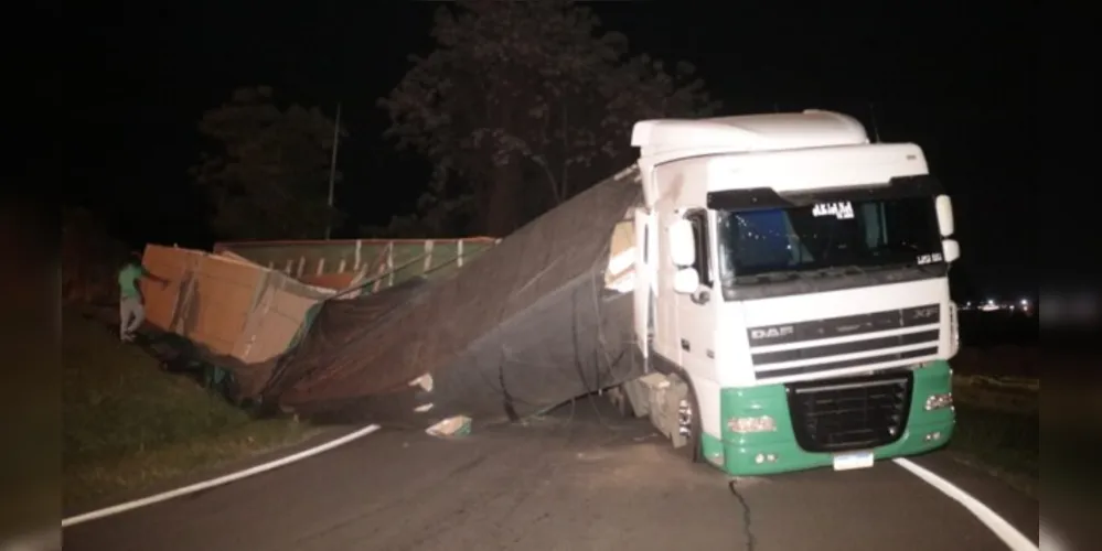 O caminhão estava carregado com MDF.