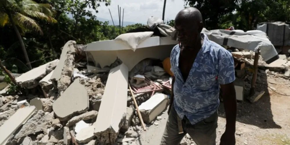 Avião levará equipes em busca de resgate e medicamentos