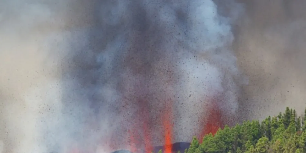 Lava e fumaça sobem após a erupção de um vulcão no parque nacional Cumbre Vieja em El Paso, nas ilhas Canárias de La Palma