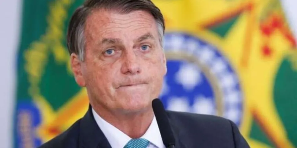 Imagem ilustrativa da imagem Banho frio e luzes apagadas; Bolsonaro faz apelo em live
