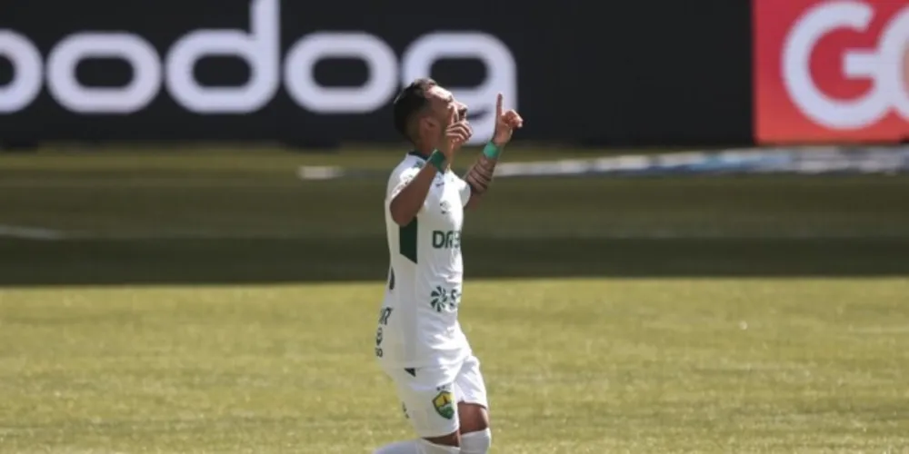 Com um gol no início e outro no final do jogo, o Dourado venceu por 2 a 0 e conquistou pontos importantes para se afastar do Z-4.