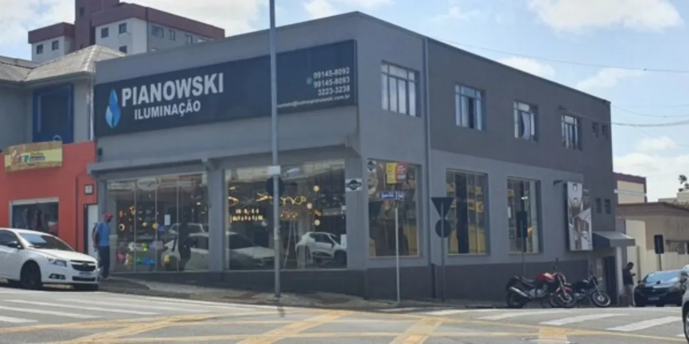 Estabelecimento oferta linha completa de lâmpadas e luminárias, disponibilizando as melhores marcas do mercado