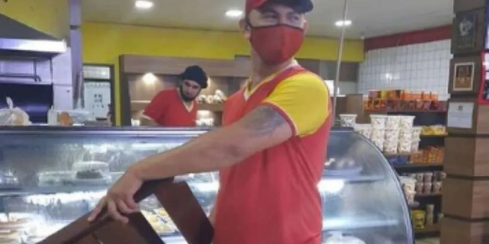 Uerlisson Lessaficou famoso nas redes sociais e recebeu o título de "funcionário do mês"