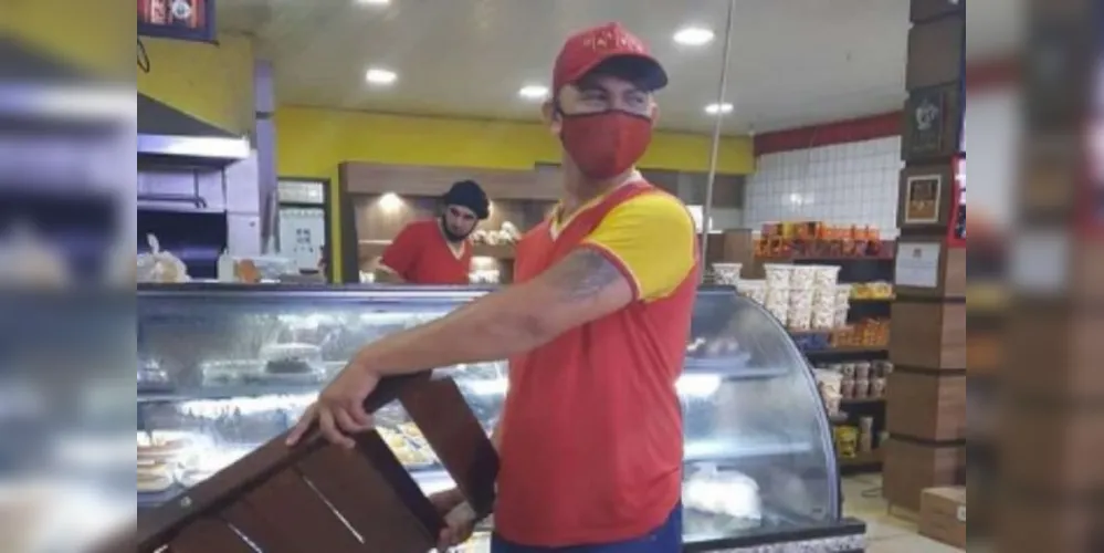 Uerlisson Lessaficou famoso nas redes sociais e recebeu o título de "funcionário do mês"