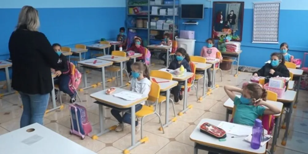 Crianças retornam por meio de sistema híbrido nesta terça-feira (14)