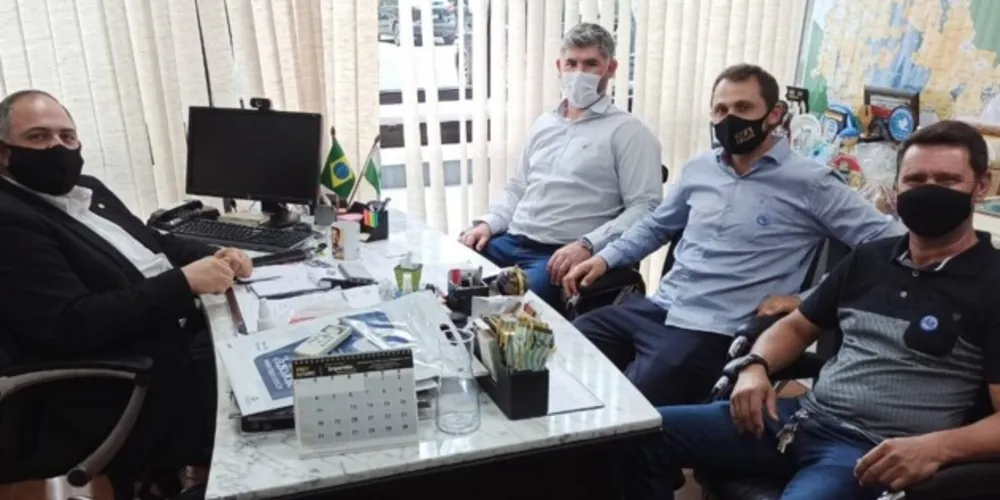 Em reunião com lideranças, o prefeito Renan Romanichen debateu projetos voltados para a revitalização estrutural da unidade