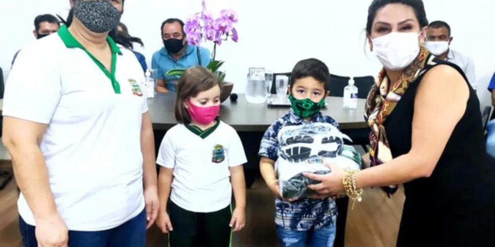 Prefeita Dayane Sovinski ressaltou a importância da distribuição para os estudantes da rede municipal