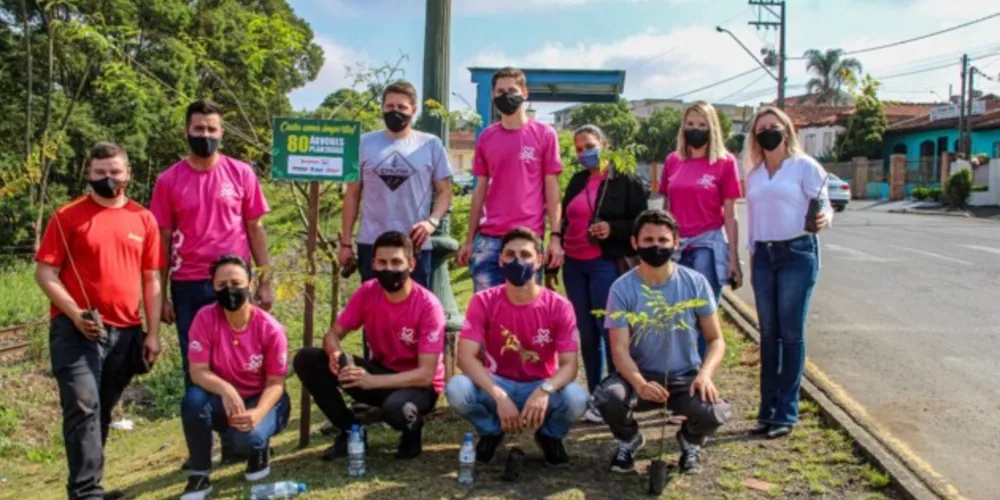 Ao todo, 80 mudas foram plantadas por meio de uma parceria entre a prefeitura e o Grupo Ivasko