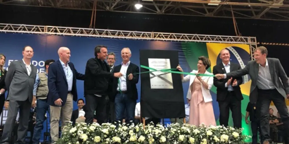 Descerramento da placa aconteceu ontem. Quando em plena operação, indústria movimentará 3 mil vagas de emprego