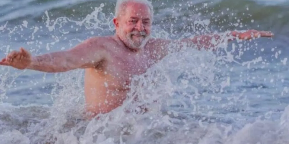 Cerca de 20 policiais teriam isolado um trecho da praia para o ex-presidente
