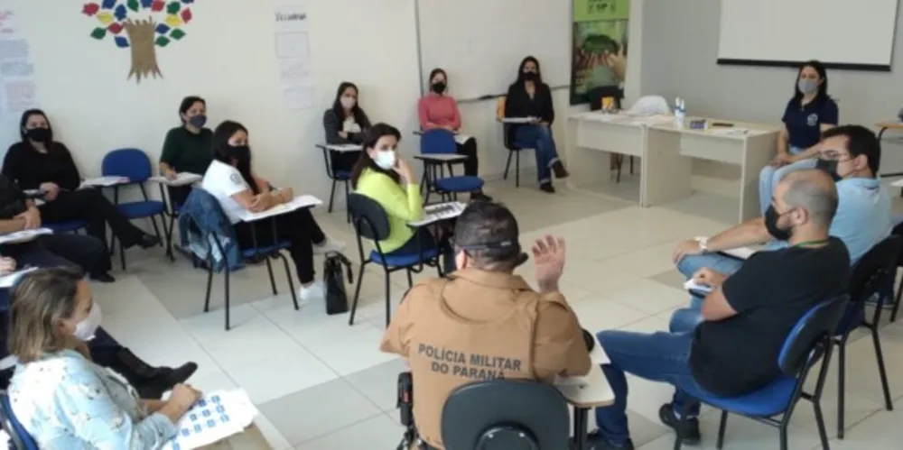 Equipes organizam encontro para debater a execução de políticas públicas no município