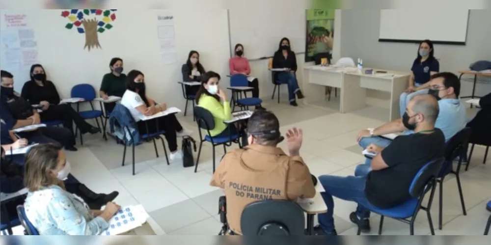 Equipes organizam encontro para debater a execução de políticas públicas no município