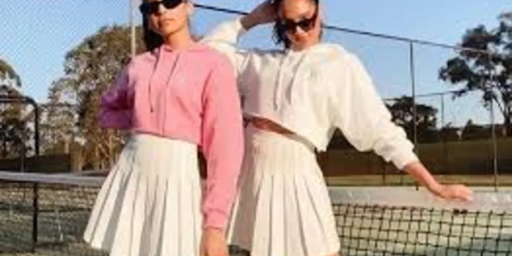 Conforme as pessoas estão sendo vacinadas, várias influências externas estão moldando o comportamento social, por consequência influenciando diretamente a moda. 