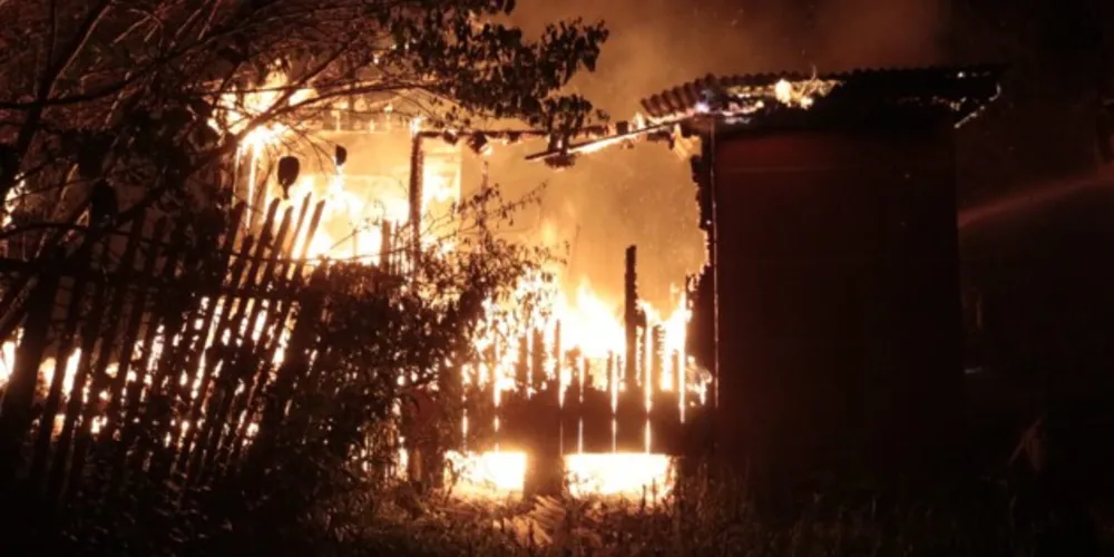 As casas foram destruídas pelo fogo.