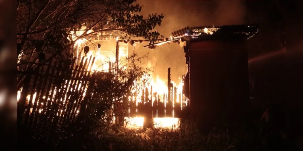 As casas foram destruídas pelo fogo.