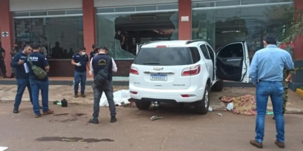 Suspeitos desceram de uma caminhonete, se aproximaram do veículo da vítima, atiraram e fugiram