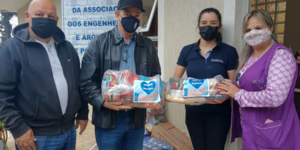 Lideranças da AEAPG durante a entrega dos alimentos arrecadados.
