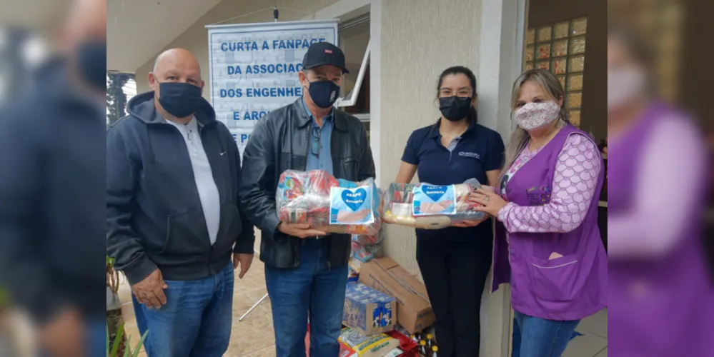 Lideranças da AEAPG durante a entrega dos alimentos arrecadados.