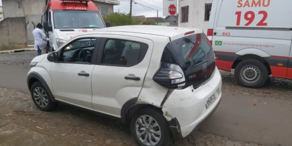 Um Fiat Mobi acabou se envolvendo no acidente de trânsito